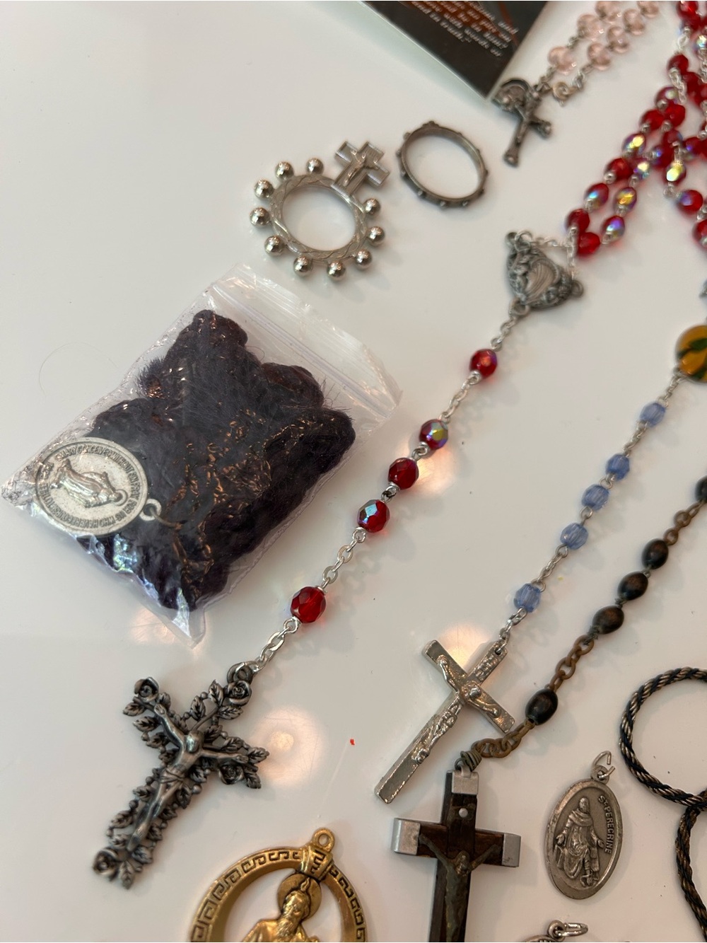 Large lot of religious jewelry rosaries medals cross necklaces - Picture 7 of 8